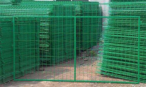 怎樣做（zuò）好鐵絲網（wǎng）護（hù）欄的清洗工（gōng）作（zuò）？