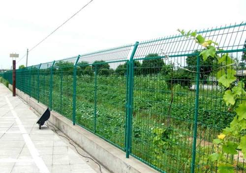 判斷鐵絲網（wǎng）護欄價格（gé）高低的技巧