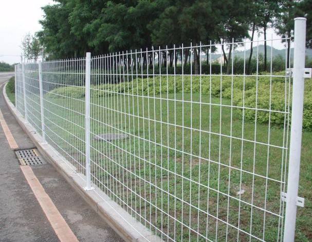 怎樣提升鐵絲網（wǎng）護欄（lán）的抗紫外線能力?