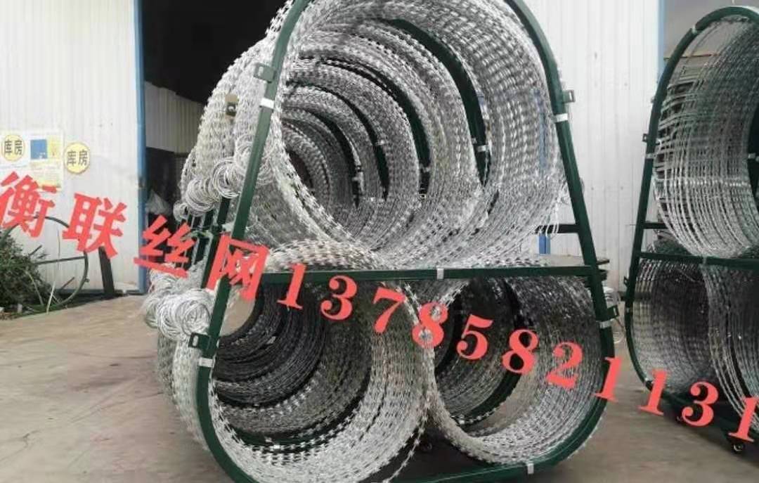 雲南警備三筒防暴阻隔網單圈伸縮路障移動隔離攔截網(wǎng)三桶阻隔網