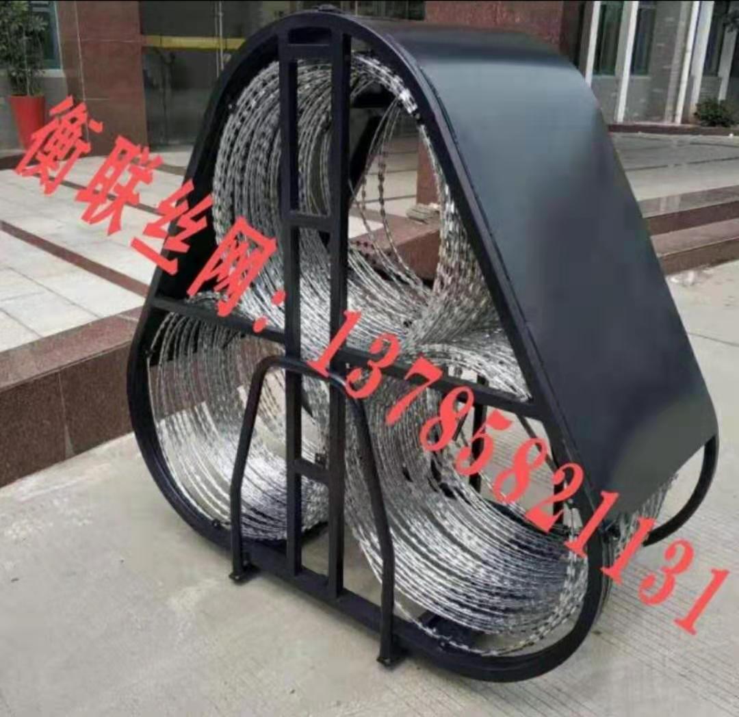 雲南(nán)警備(bèi)便攜式三筒防(fáng)暴(bào)阻隔網單(dān)圈伸縮路障隔離攔截網三桶阻隔網